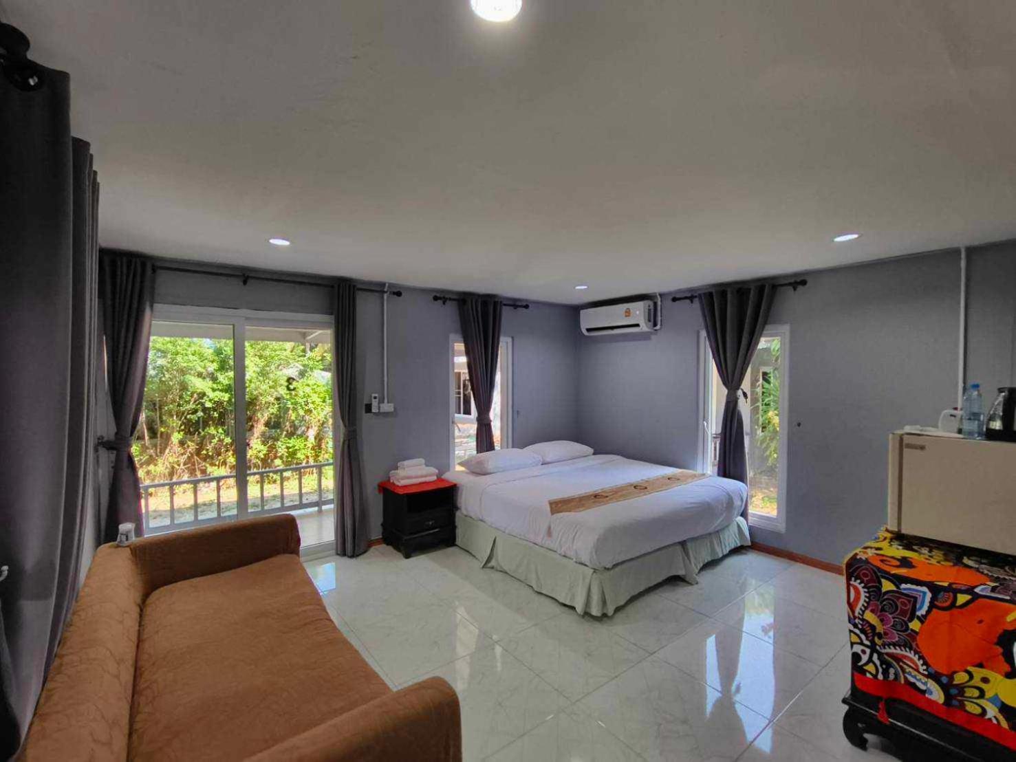Family Resort Koh Phayam Exterior photo